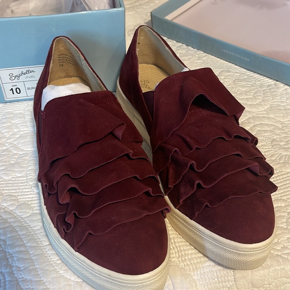 Seychelles Quake Burgundy.